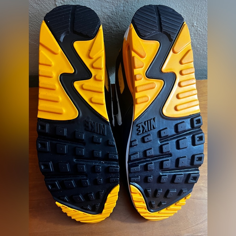 Nike AirMax 90 Black and Gold Athletic Shoes Men’s Size 9.5, Women's Size 8 - Picture 7 of 14